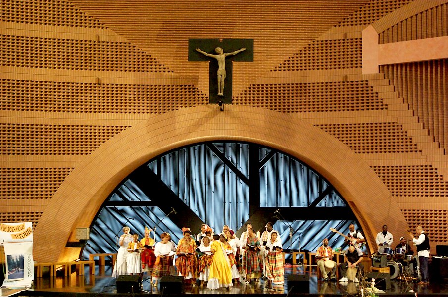 La Cathedrale de la Resurrection a Evry - vini chante nwel - 04.jpg